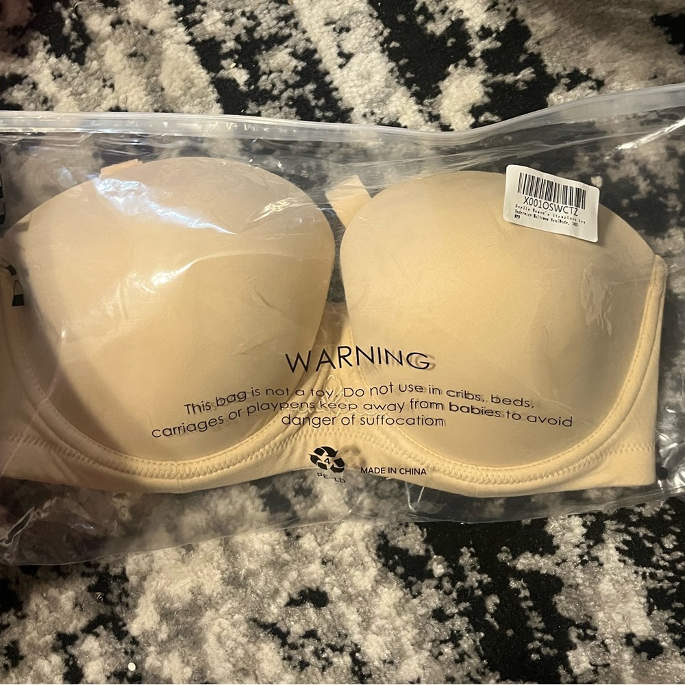 Deyllo strapless bra with add on straps. 4 prong back.